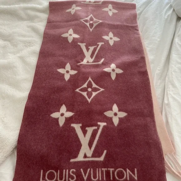 Authentic LV scarf - Picture 4 of 9